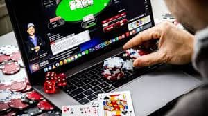 Grafik interaksi pengguna dengan teknologi enkripsi pada platform hiburan digital